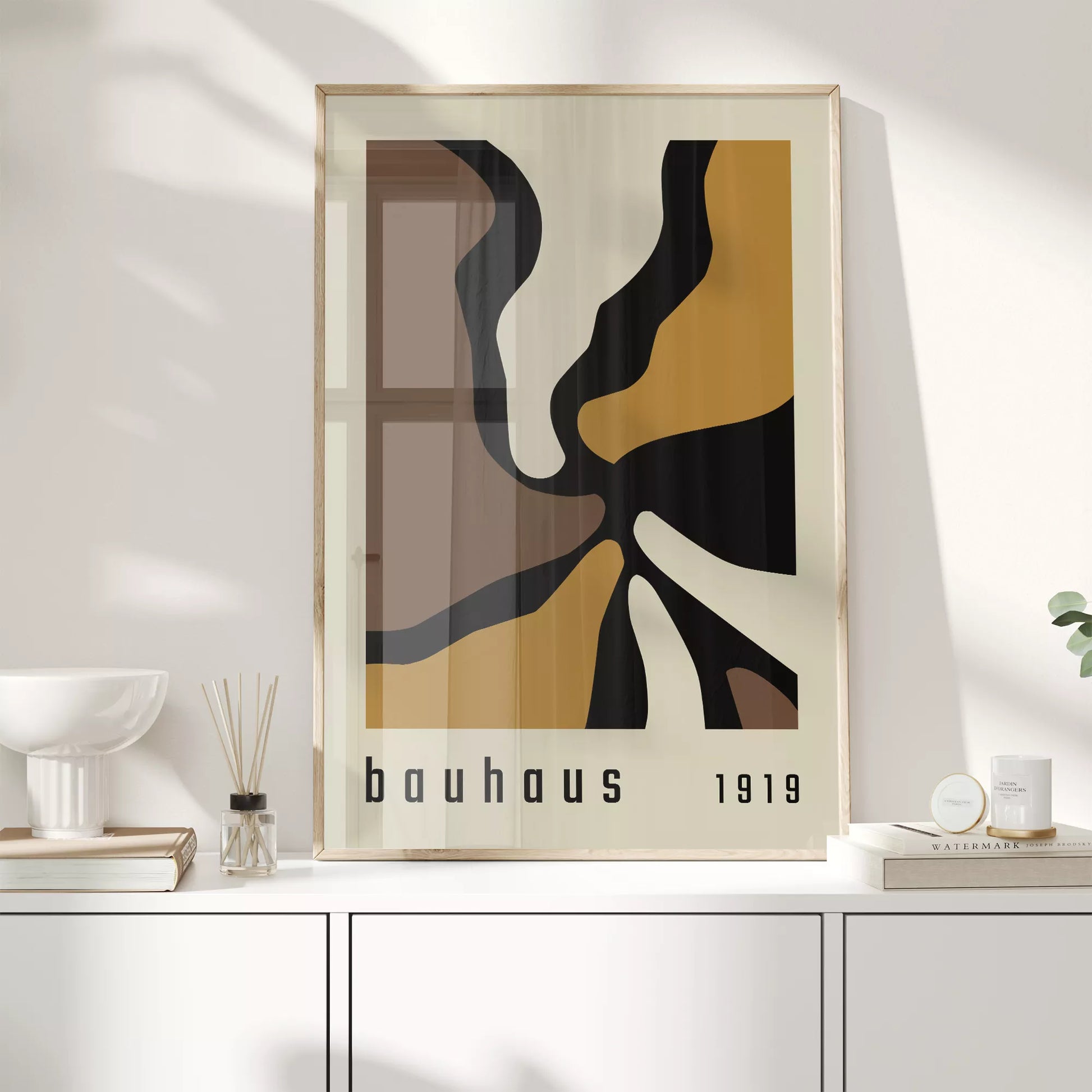 バウハウス様式の抽象的なアートワーク、茶色とゴールドの幾何学的なデザイン