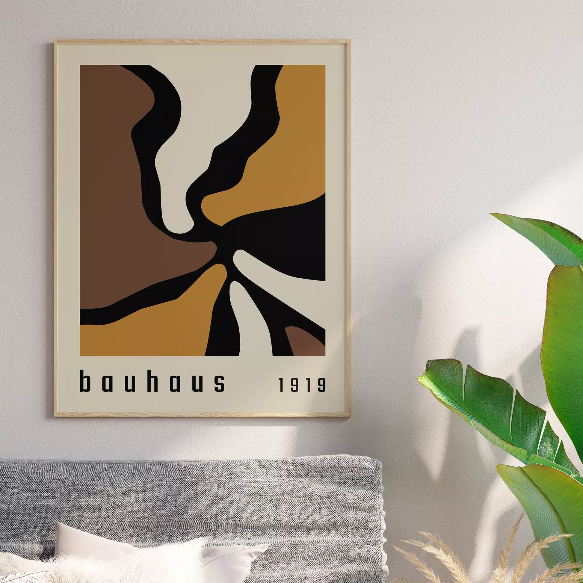 バウハウス様式の抽象的なアートワーク、茶色とゴールドの幾何学的なデザイン