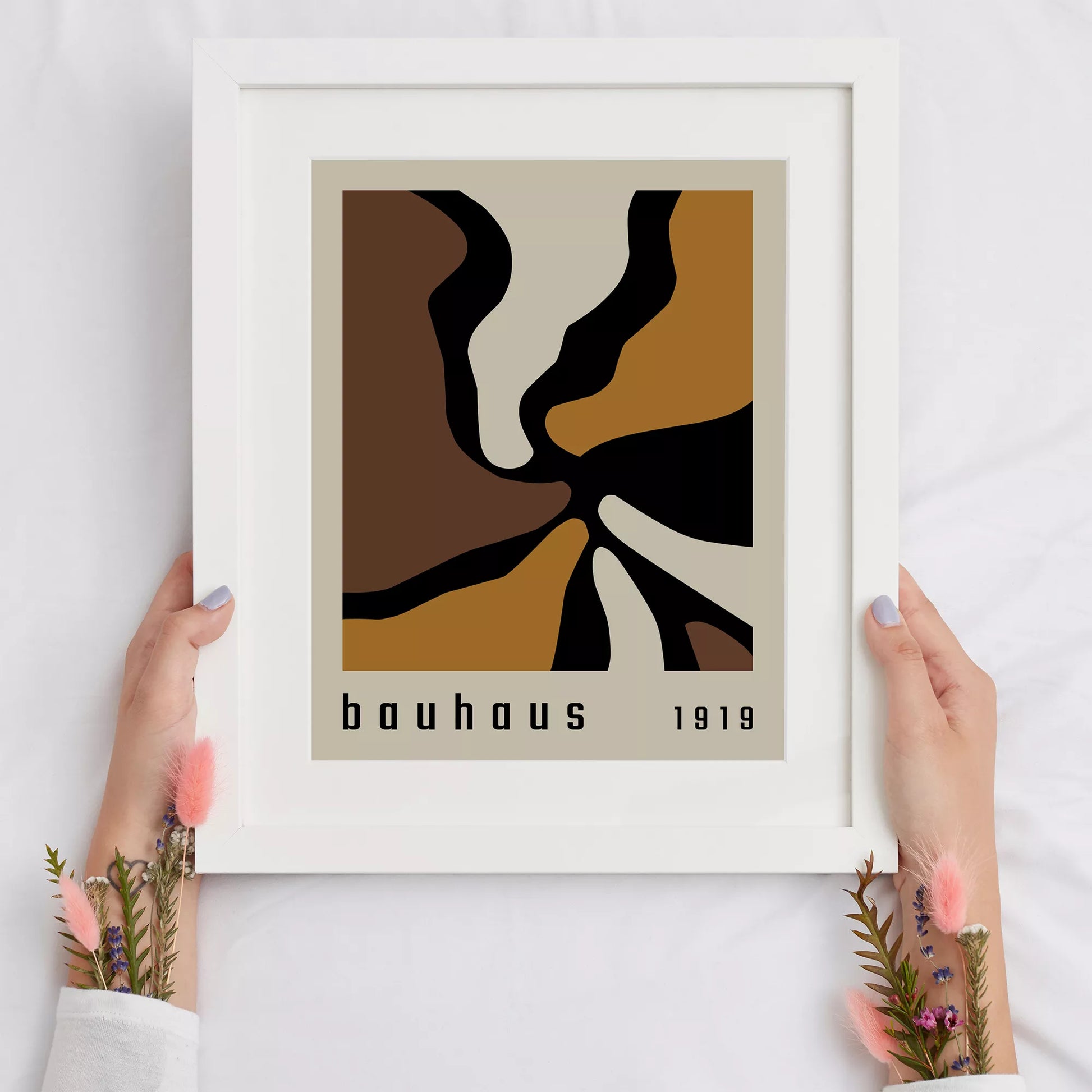 バウハウス様式の抽象的なアートワーク、茶色とゴールドの幾何学的なデザイン