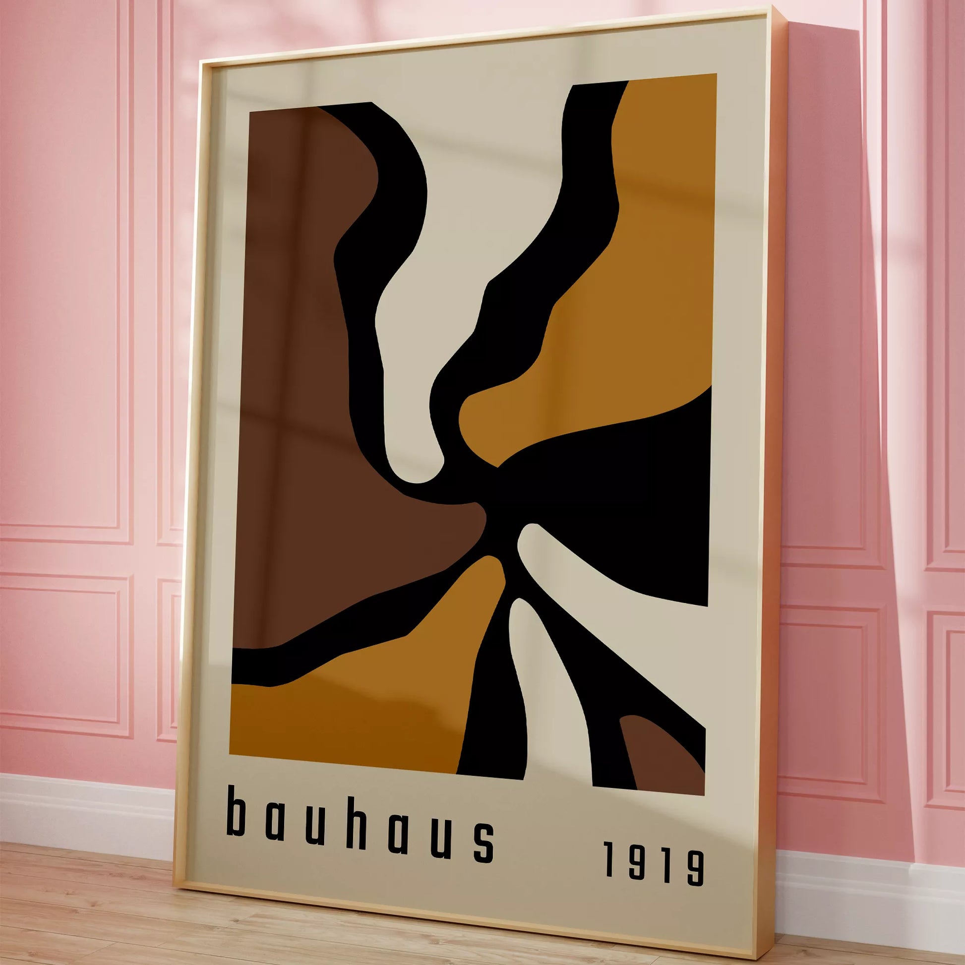 バウハウス様式の抽象的なアートワーク、茶色とゴールドの幾何学的なデザイン