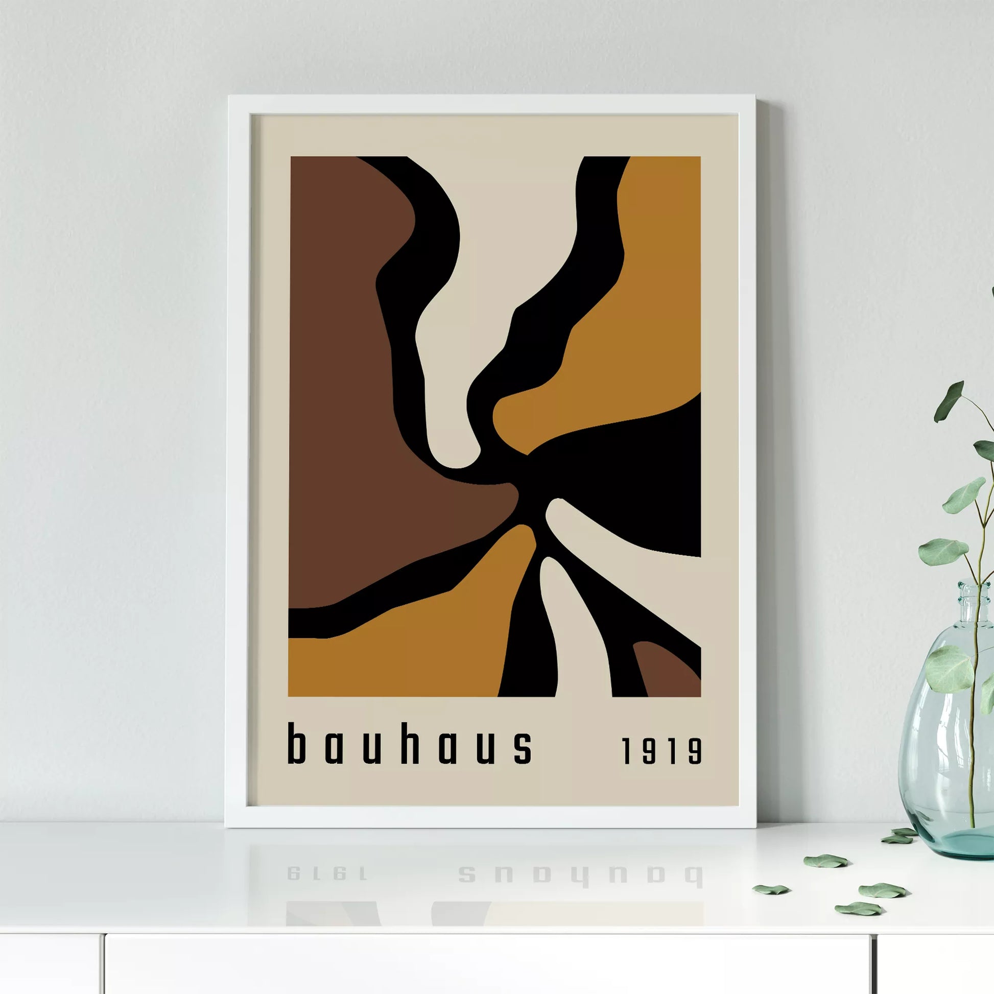 バウハウス様式の抽象的なアートワーク、茶色とゴールドの幾何学的なデザイン