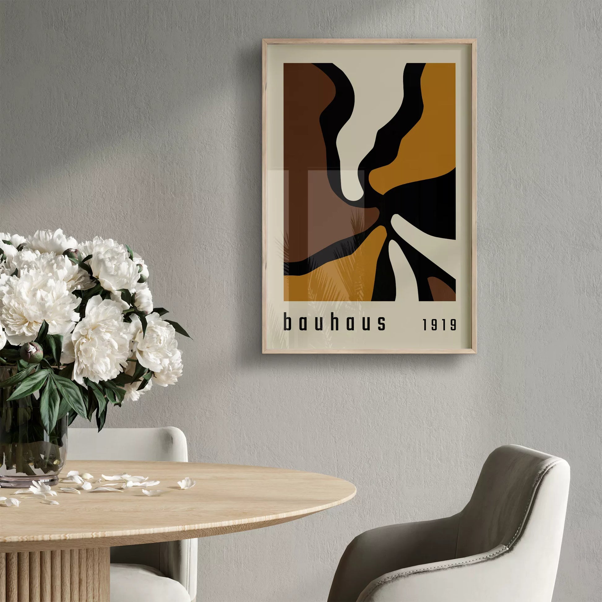 バウハウス様式の抽象的なアートワーク、茶色とゴールドの幾何学的なデザイン