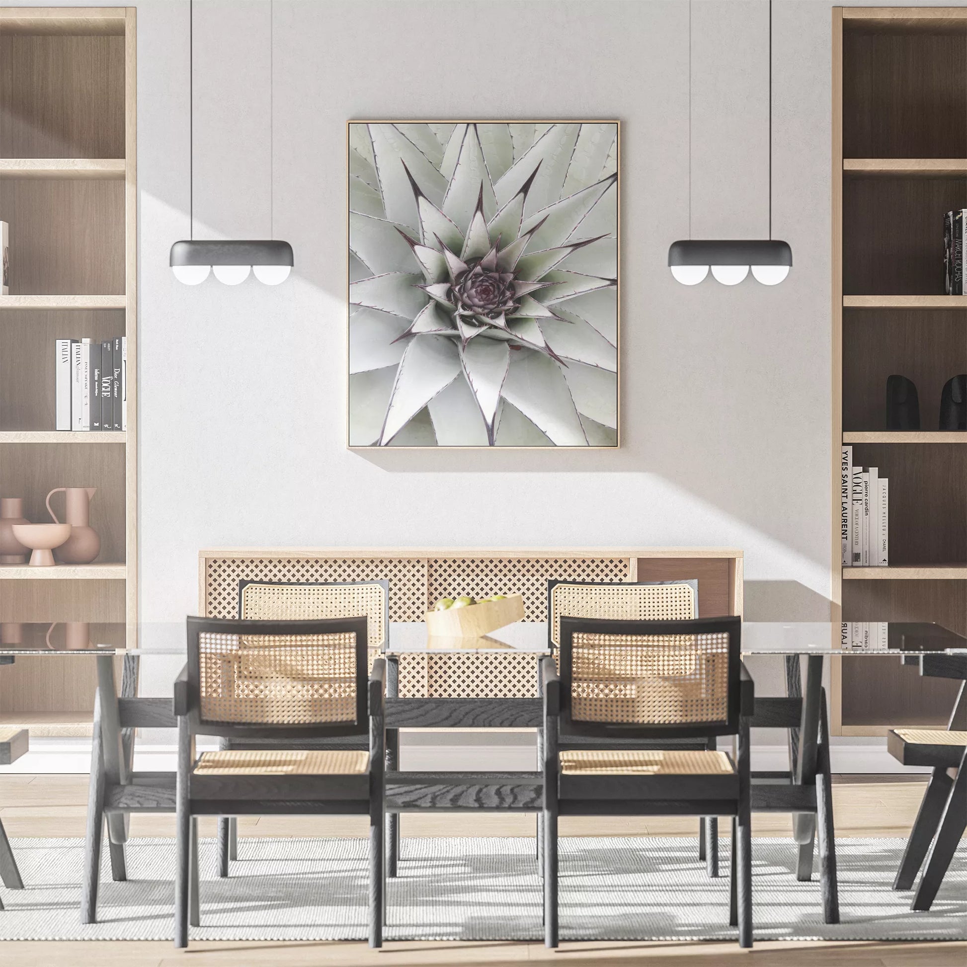 シルバーグレーのアガベの葉が放射状に広がる幾何学的なマクロ写真、モダンなボタニカルアート