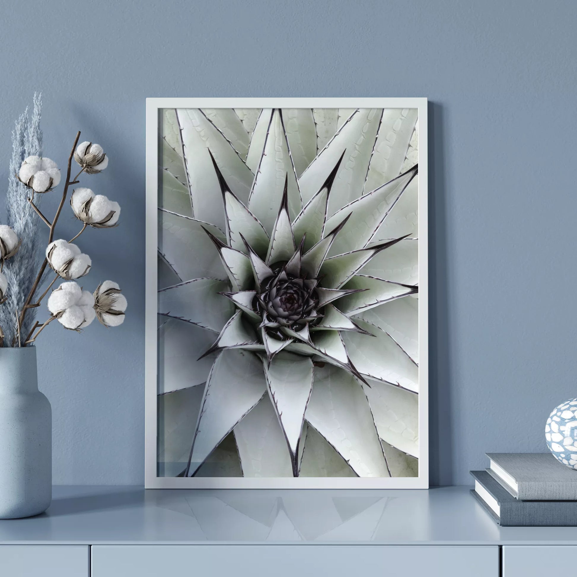 シルバーグレーのアガベの葉が放射状に広がる幾何学的なマクロ写真、モダンなボタニカルアート