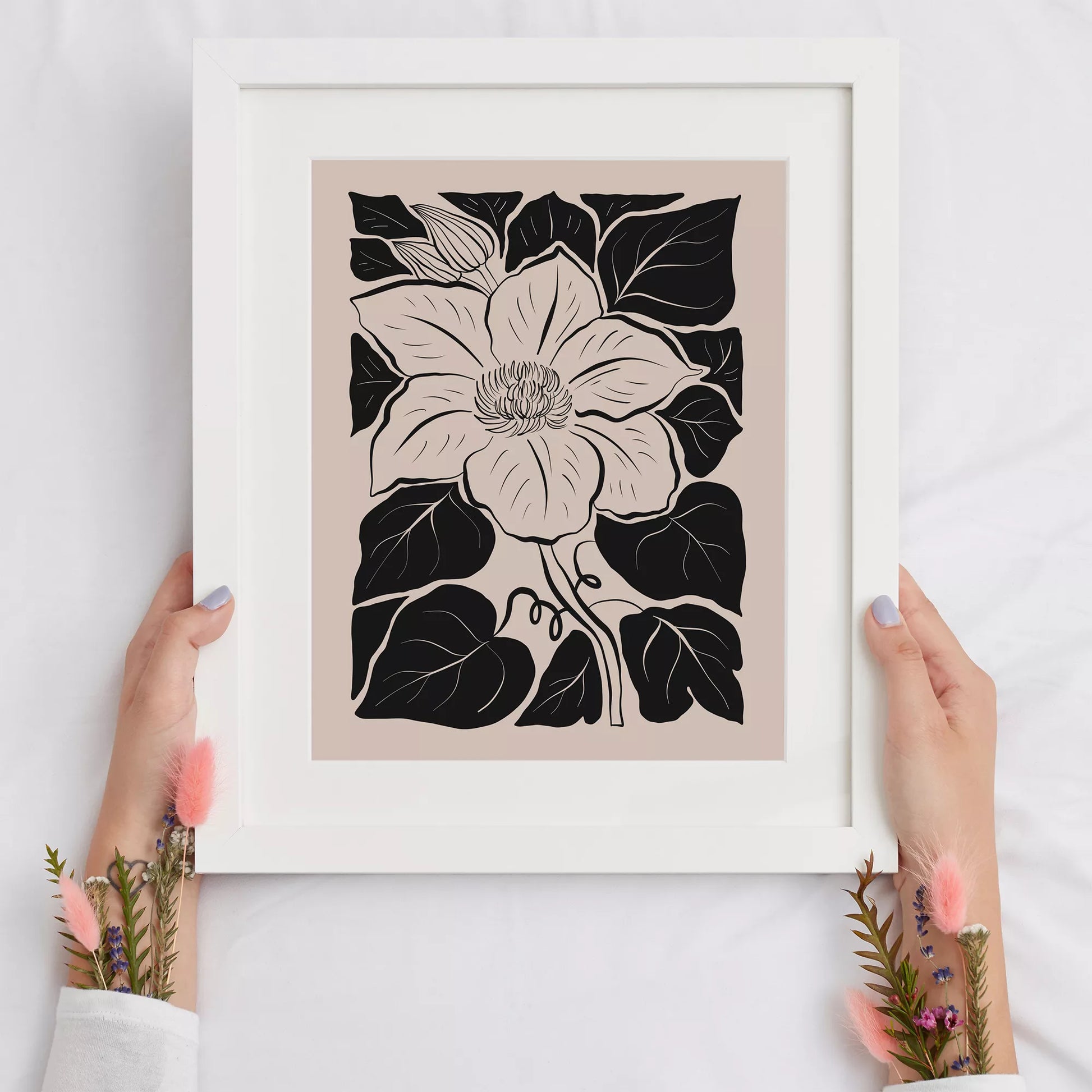 モダンな白黒の木版画風マグノリアの花のボタニカルアート