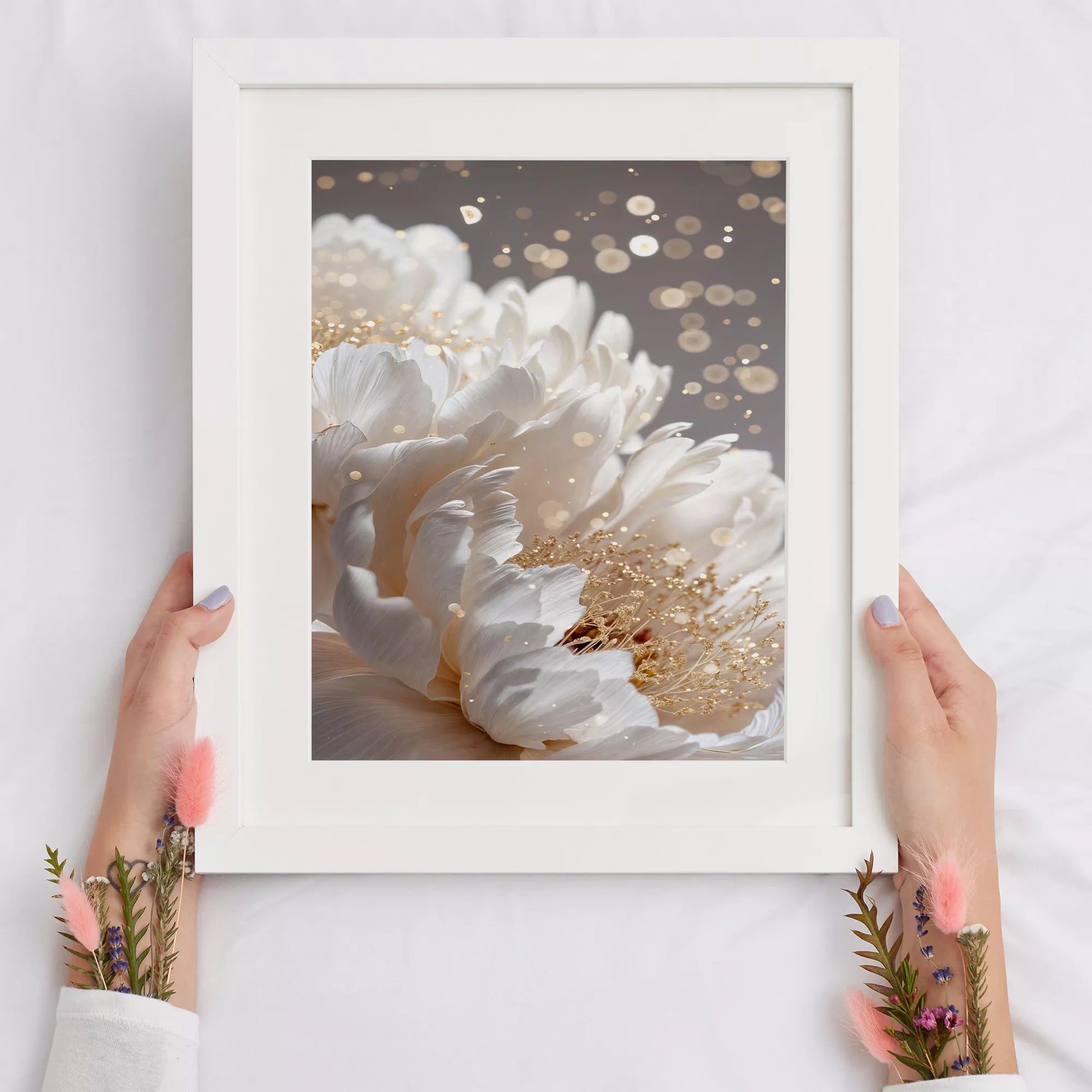 白い花とゴールドアクセントが美しいボタニカルアートポスター
