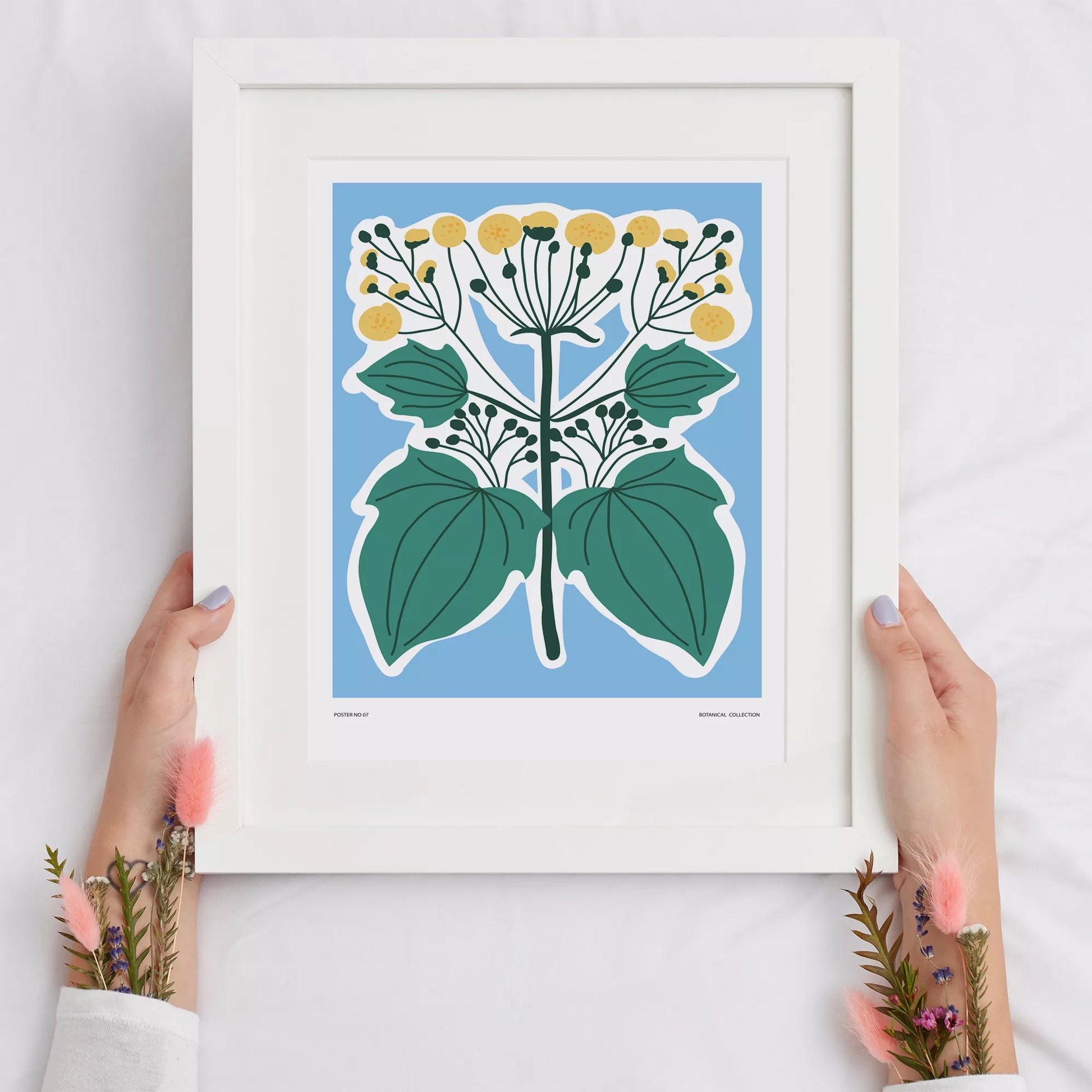 北欧デザインの葉と黄色い実のボタニカルアートポスター ブルー背景