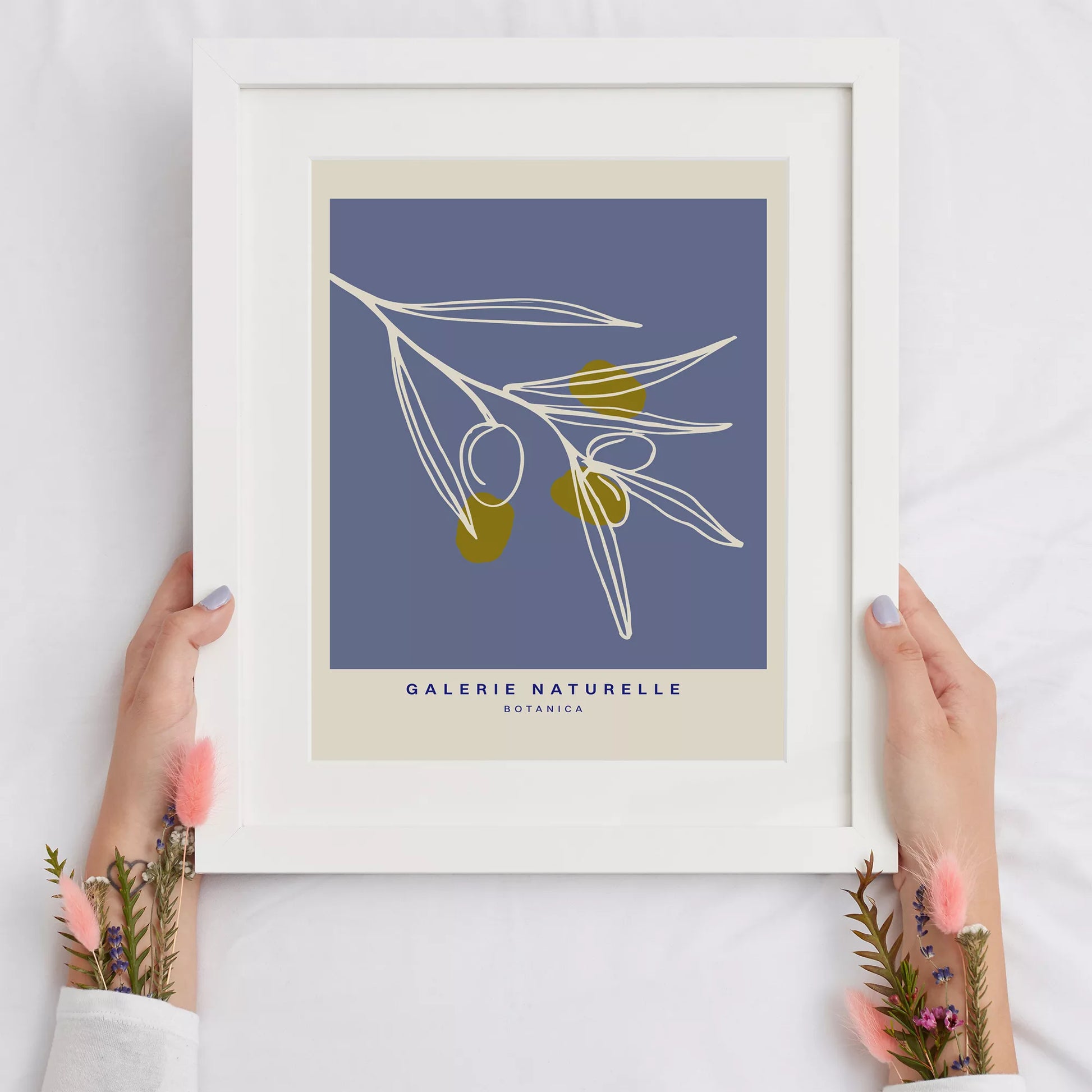 抽象的なオリーブの枝、青い背景のボタニカルアート