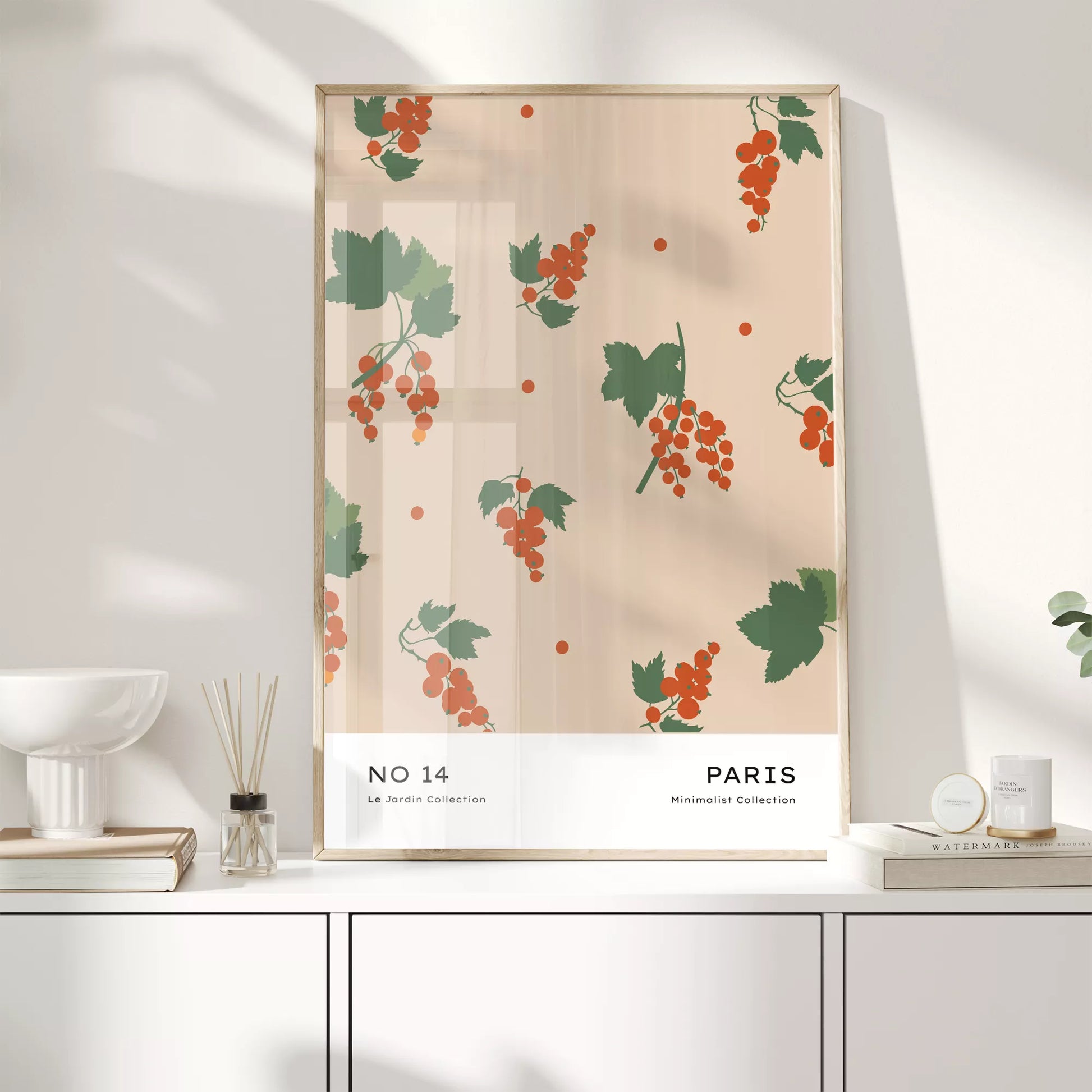 北欧デザインの赤いベリーと葉のボタニカルアートポスター パステルベージュ
