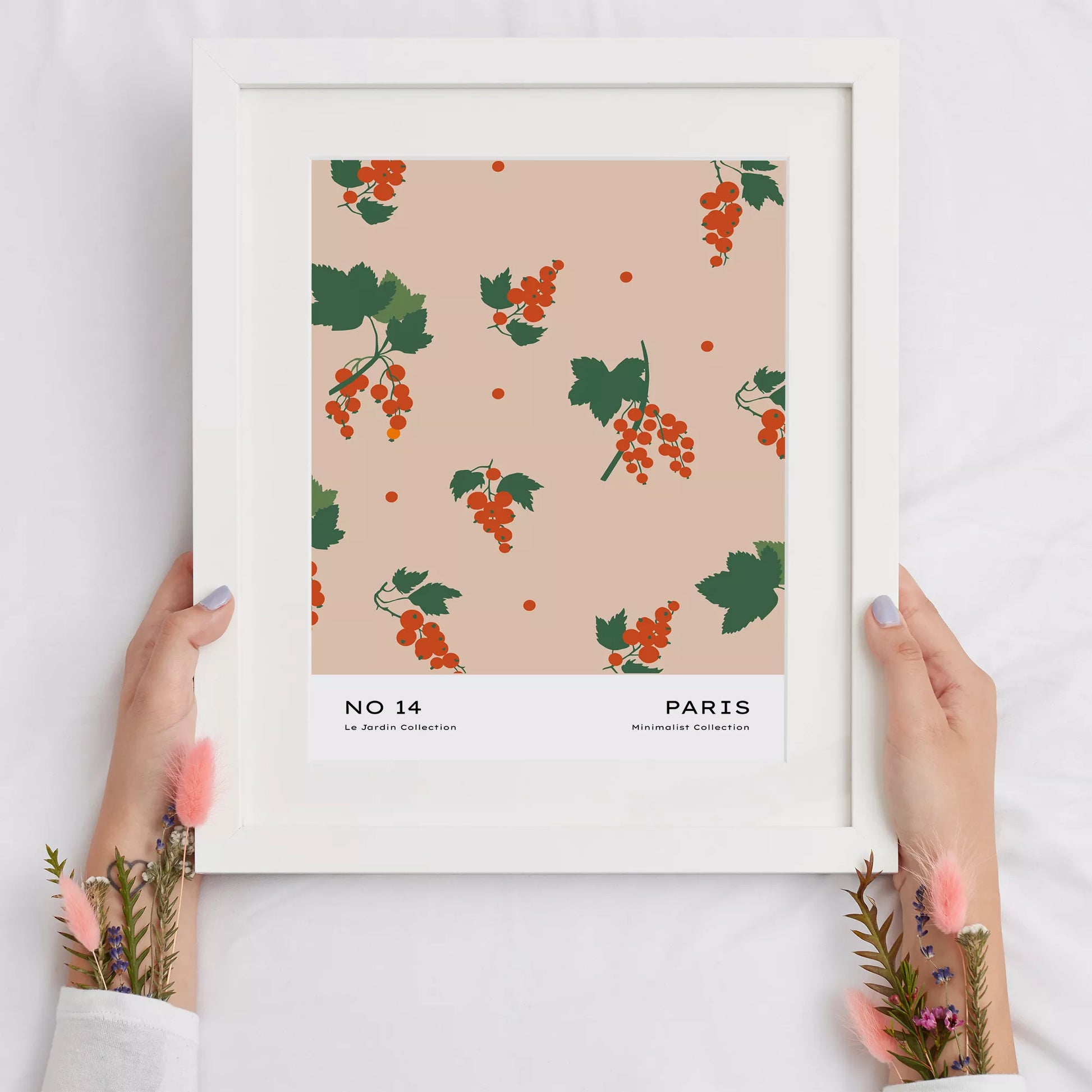 北欧デザインの赤いベリーと葉のボタニカルアートポスター パステルベージュ