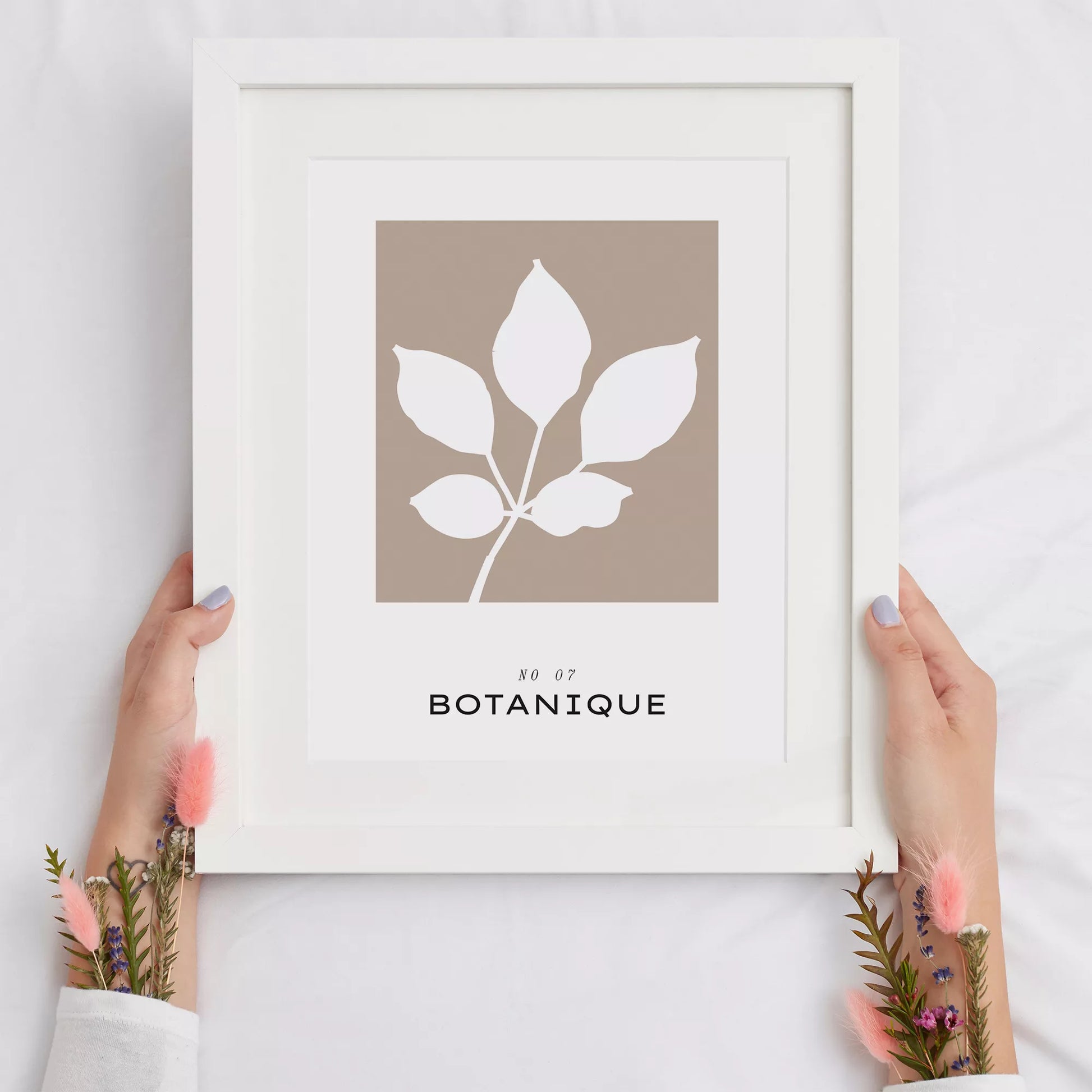 北欧デザインのボタニカル葉と実のシルエット アートポスター グレージュ