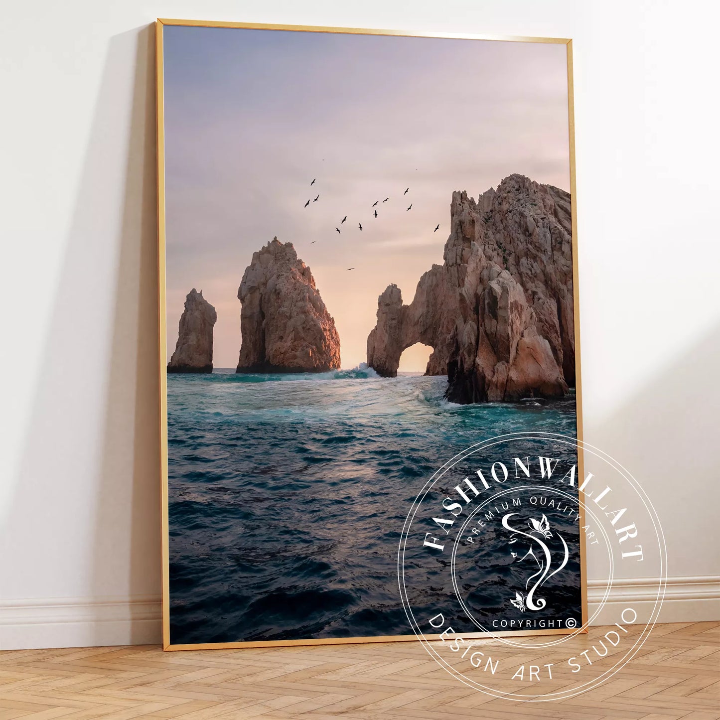 メキシコ・カボサンルーカスの象徴的な岩門と夕暮れの海景色