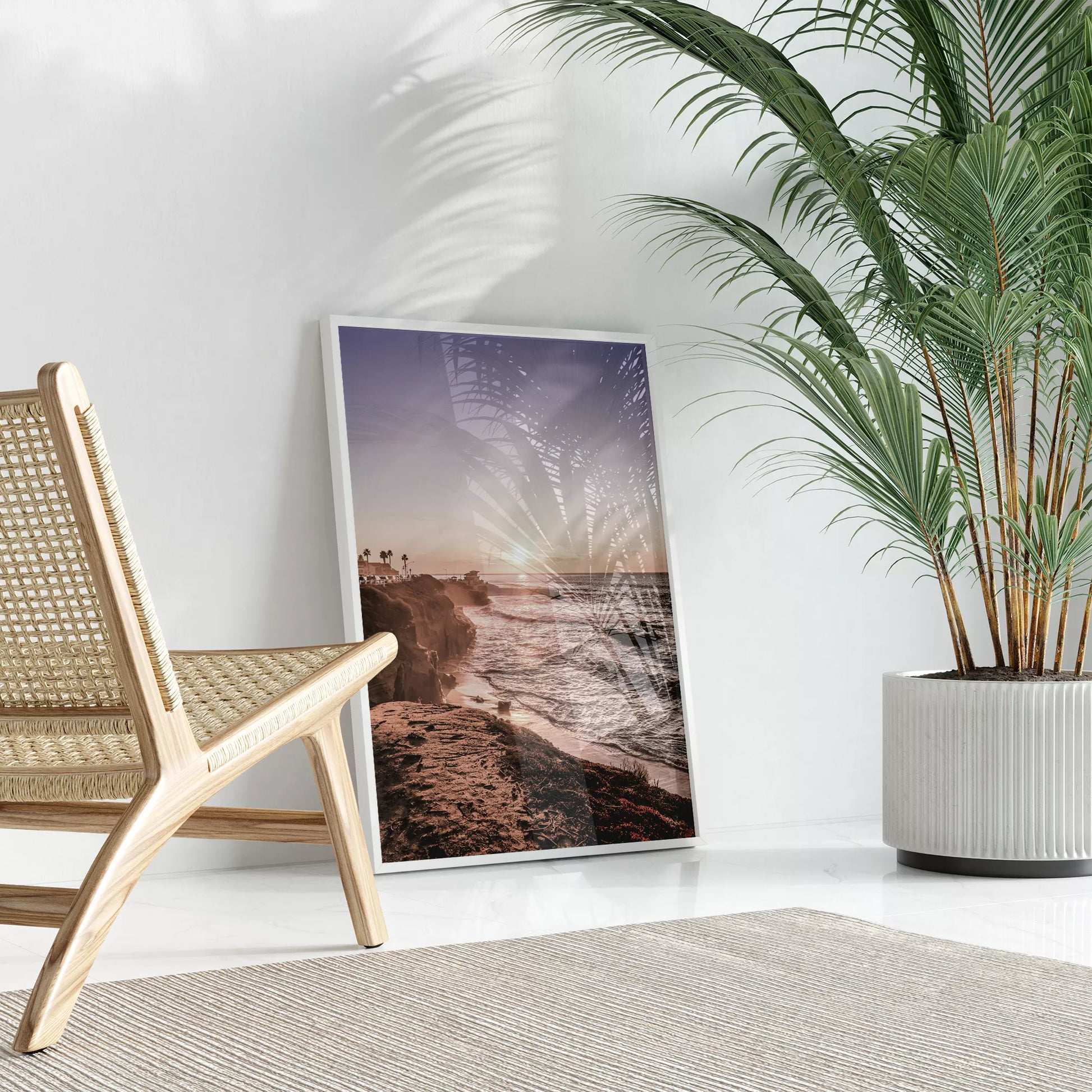 夕暮れの海岸線に沈む太陽、岩壁と波打ち際の癒しの風景