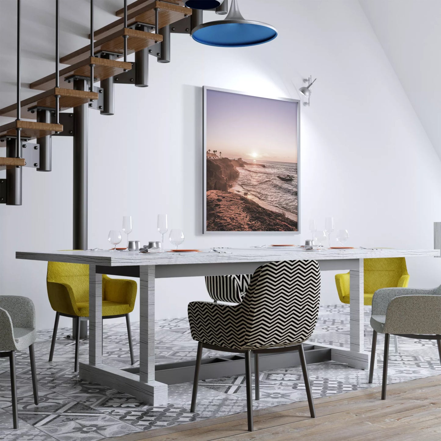 夕暮れの海岸線に沈む太陽、岩壁と波打ち際の癒しの風景