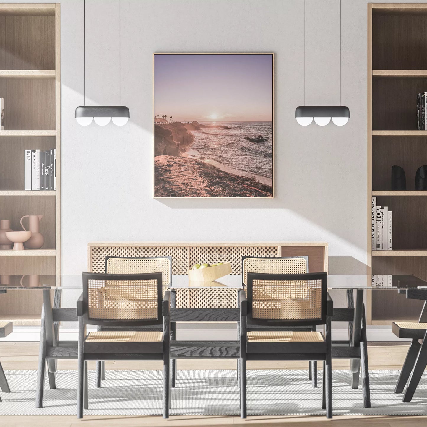 夕暮れの海岸線に沈む太陽、岩壁と波打ち際の癒しの風景