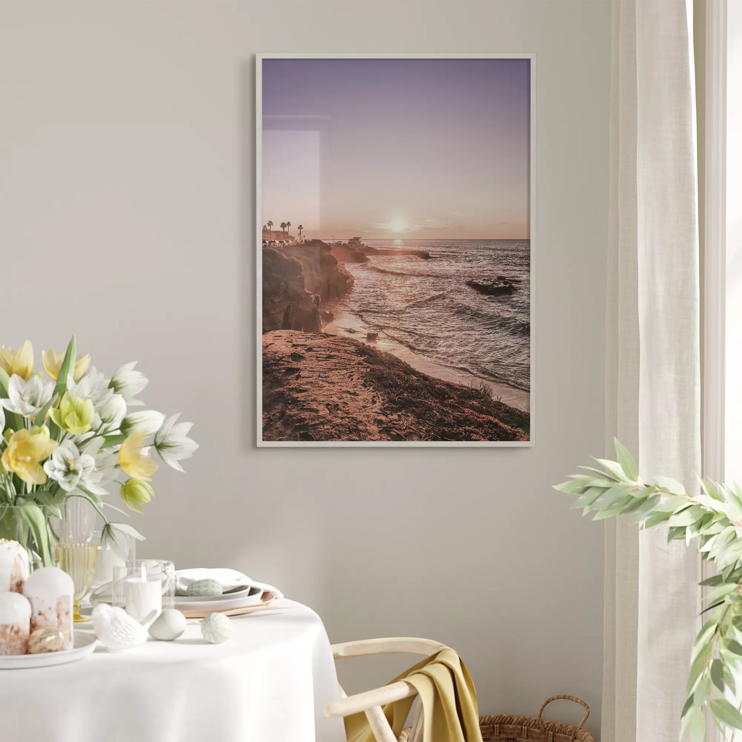 夕暮れの海岸線に沈む太陽、岩壁と波打ち際の癒しの風景