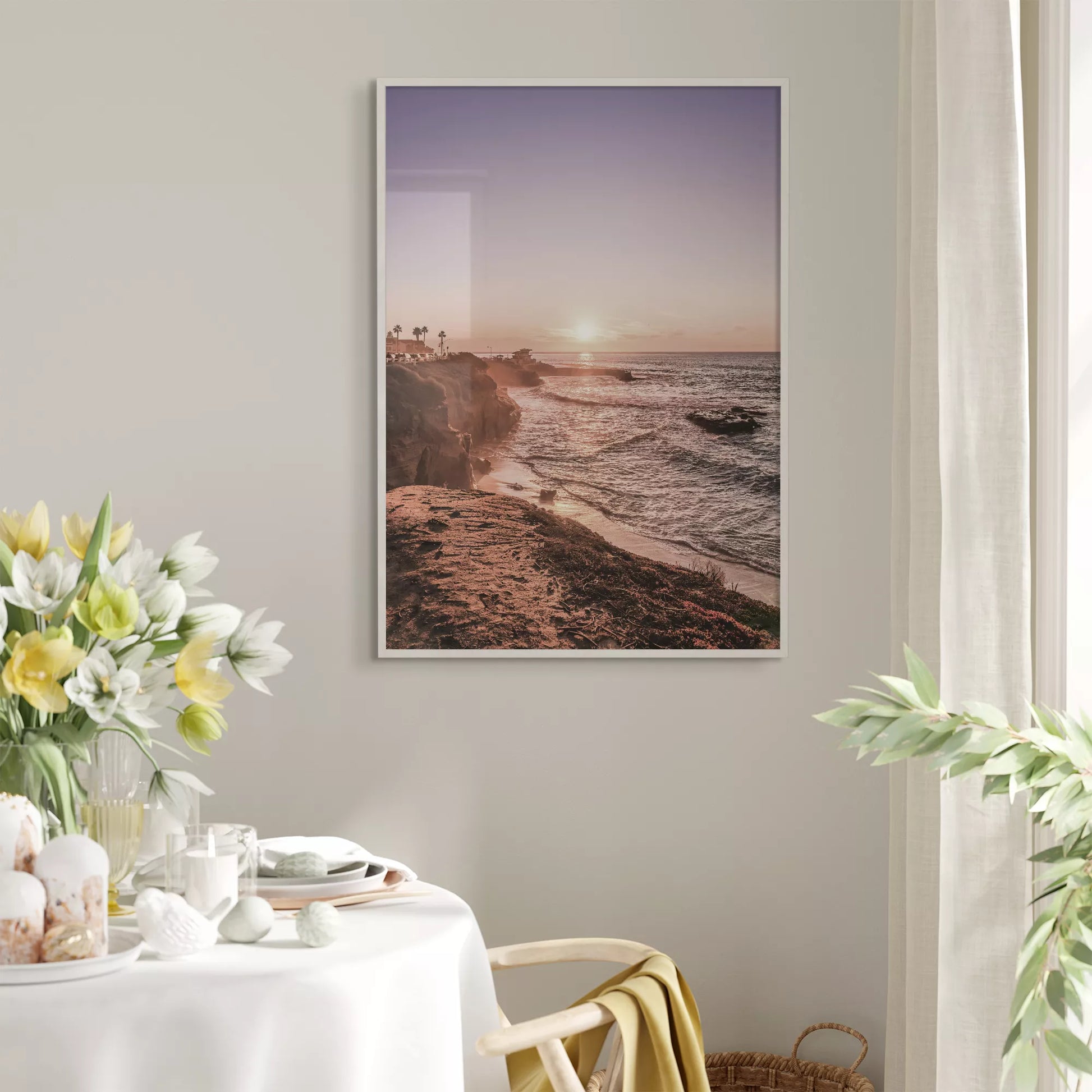 夕暮れの海岸線に沈む太陽、岩壁と波打ち際の癒しの風景