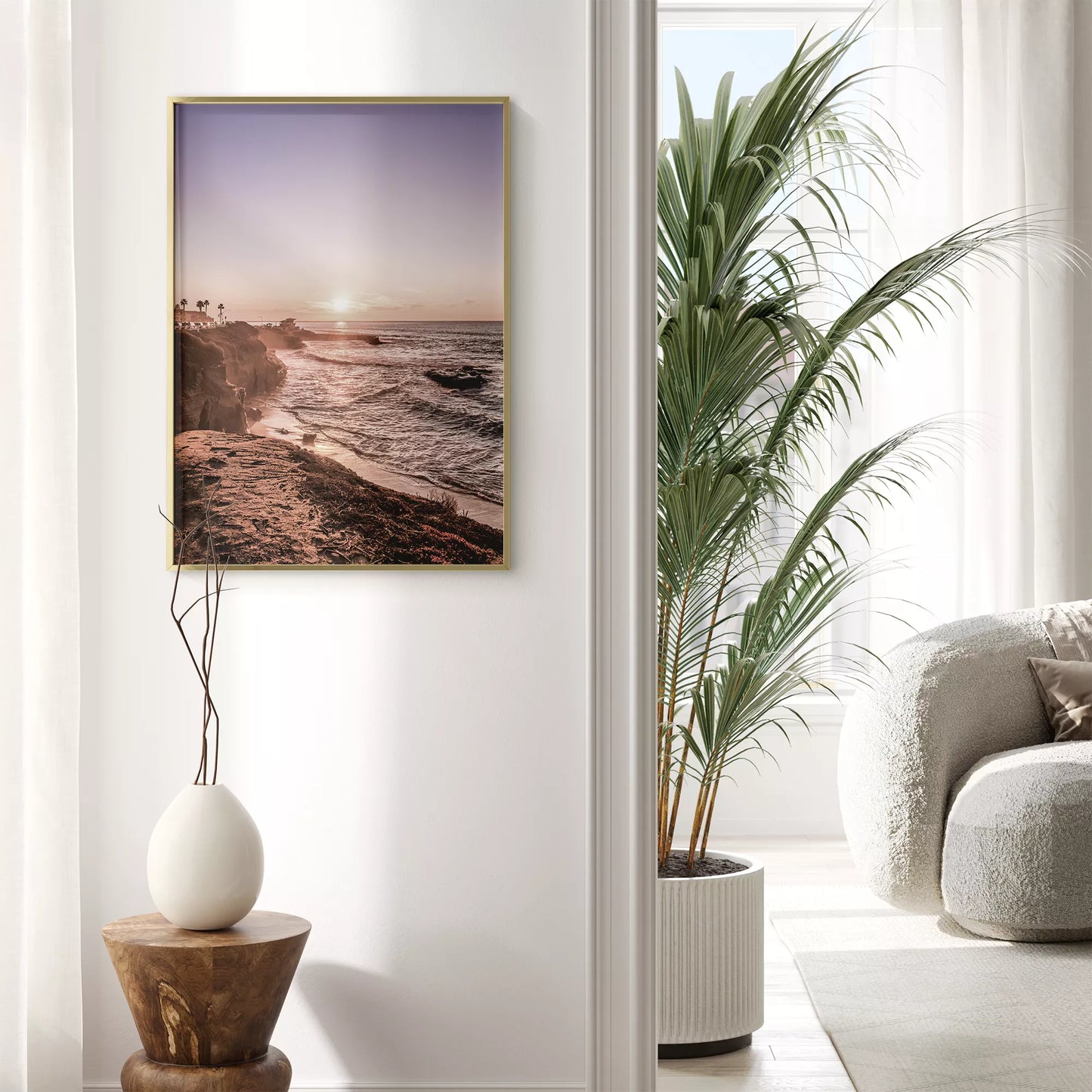 夕暮れの海岸線に沈む太陽、岩壁と波打ち際の癒しの風景