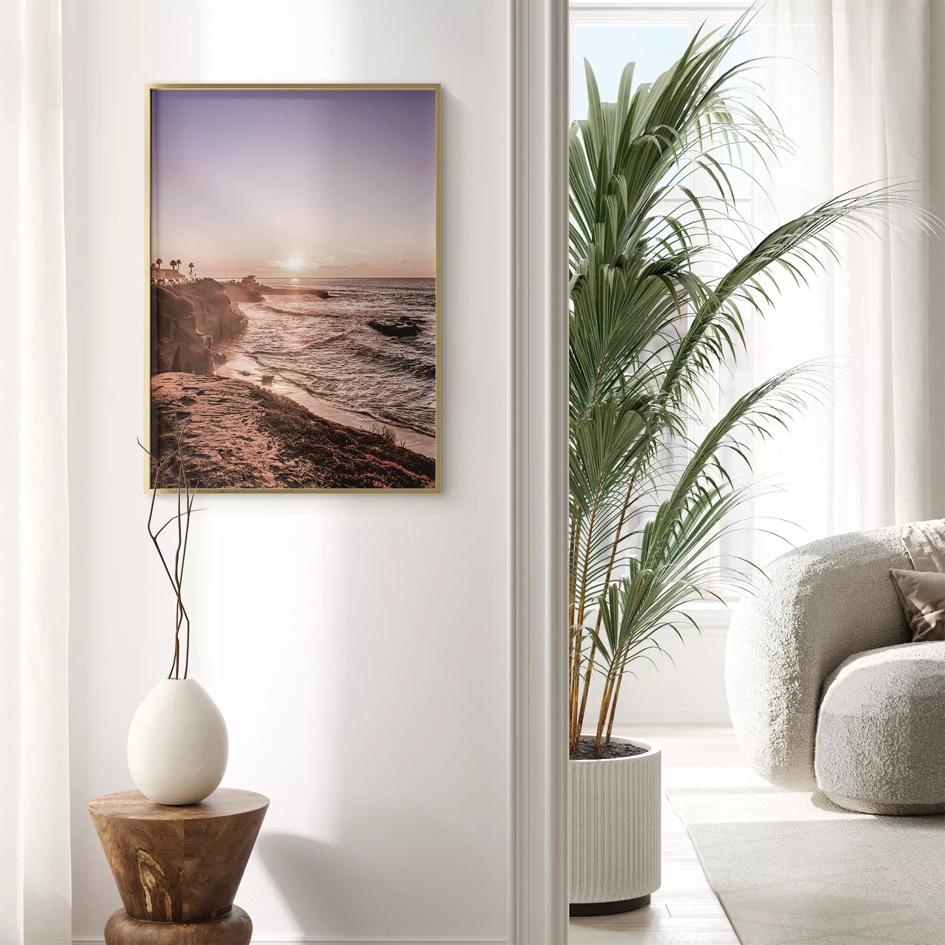 夕暮れの海岸線に沈む太陽、岩壁と波打ち際の癒しの風景