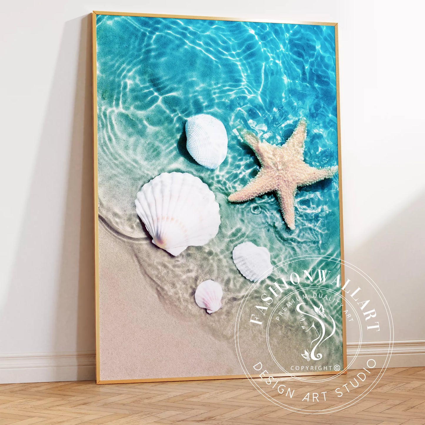 透明な青い海水とビーチに置かれた白い貝殻とヒトデのアート写真