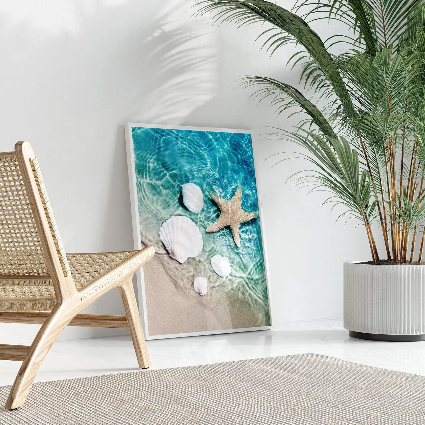 透明な青い海水とビーチに置かれた白い貝殻とヒトデのアート写真