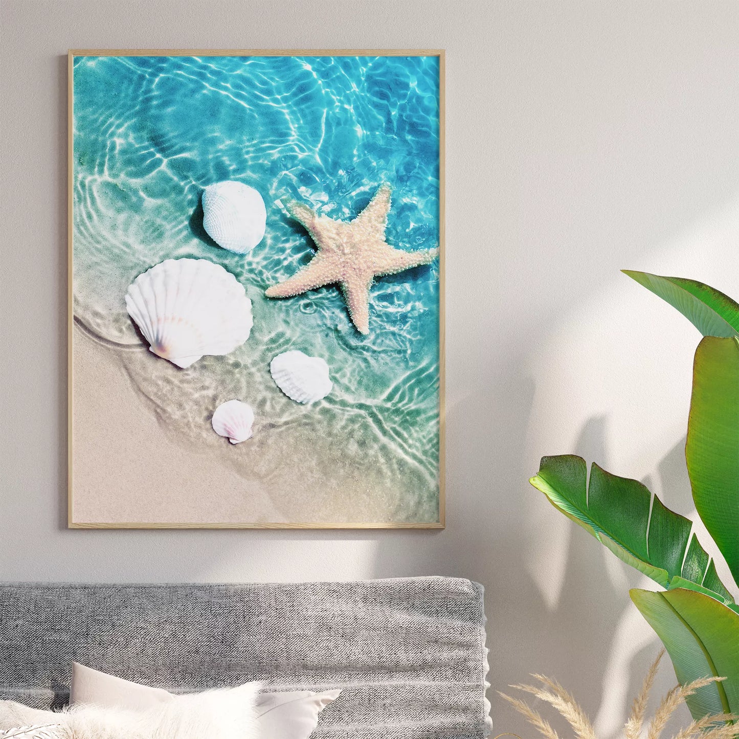 透明な青い海水とビーチに置かれた白い貝殻とヒトデのアート写真