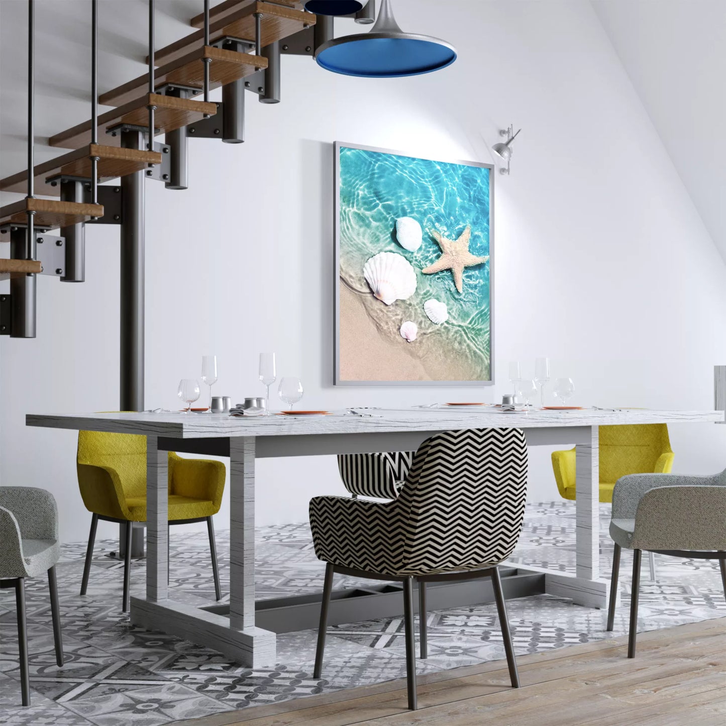 透明な青い海水とビーチに置かれた白い貝殻とヒトデのアート写真