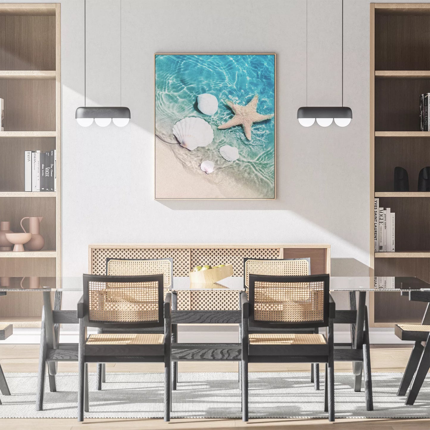 透明な青い海水とビーチに置かれた白い貝殻とヒトデのアート写真