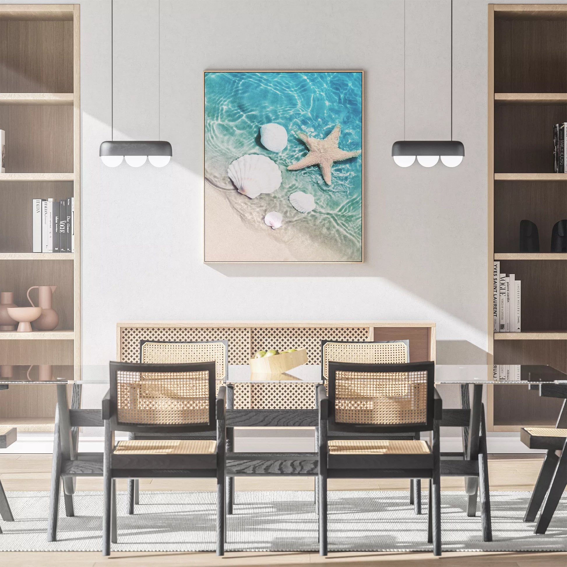 透明な青い海水とビーチに置かれた白い貝殻とヒトデのアート写真