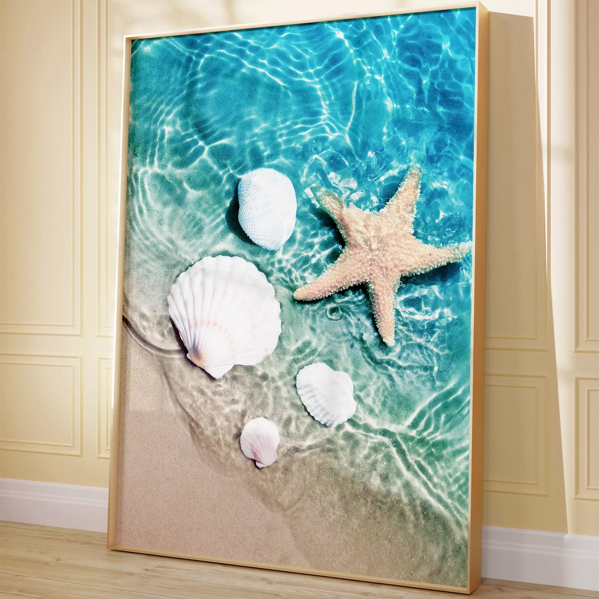 透明な青い海水とビーチに置かれた白い貝殻とヒトデのアート写真