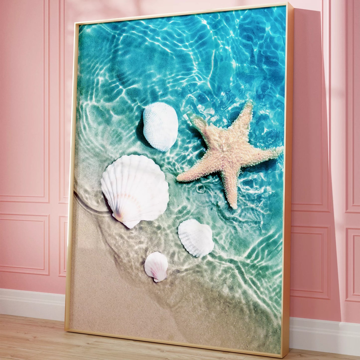 透明な青い海水とビーチに置かれた白い貝殻とヒトデのアート写真