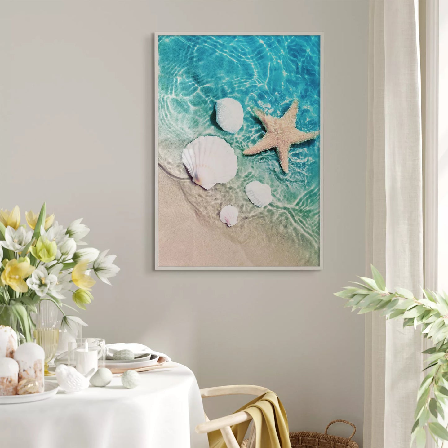 透明な青い海水とビーチに置かれた白い貝殻とヒトデのアート写真