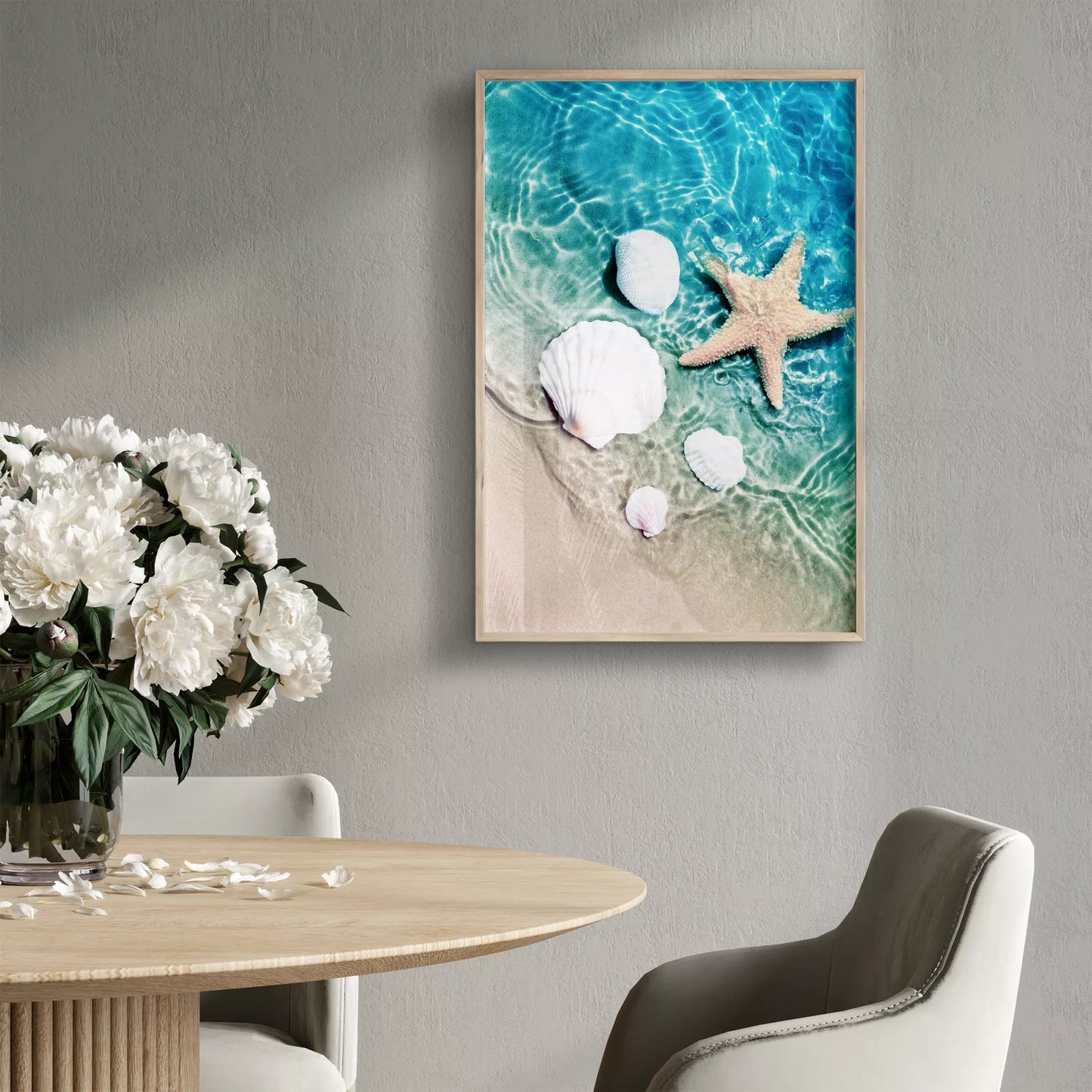 透明な青い海水とビーチに置かれた白い貝殻とヒトデのアート写真