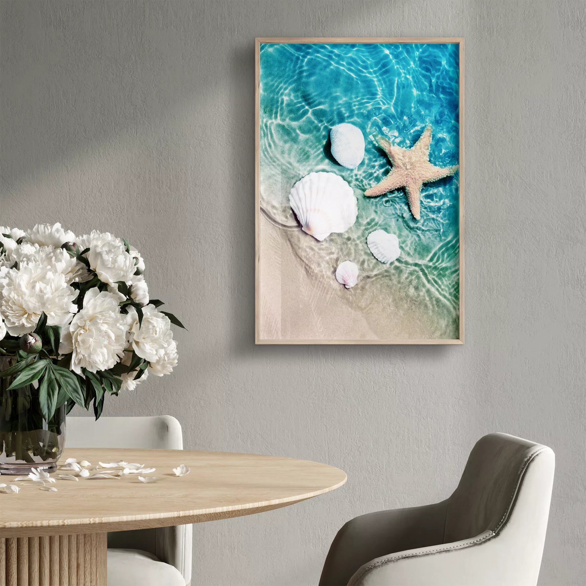 透明な青い海水とビーチに置かれた白い貝殻とヒトデのアート写真