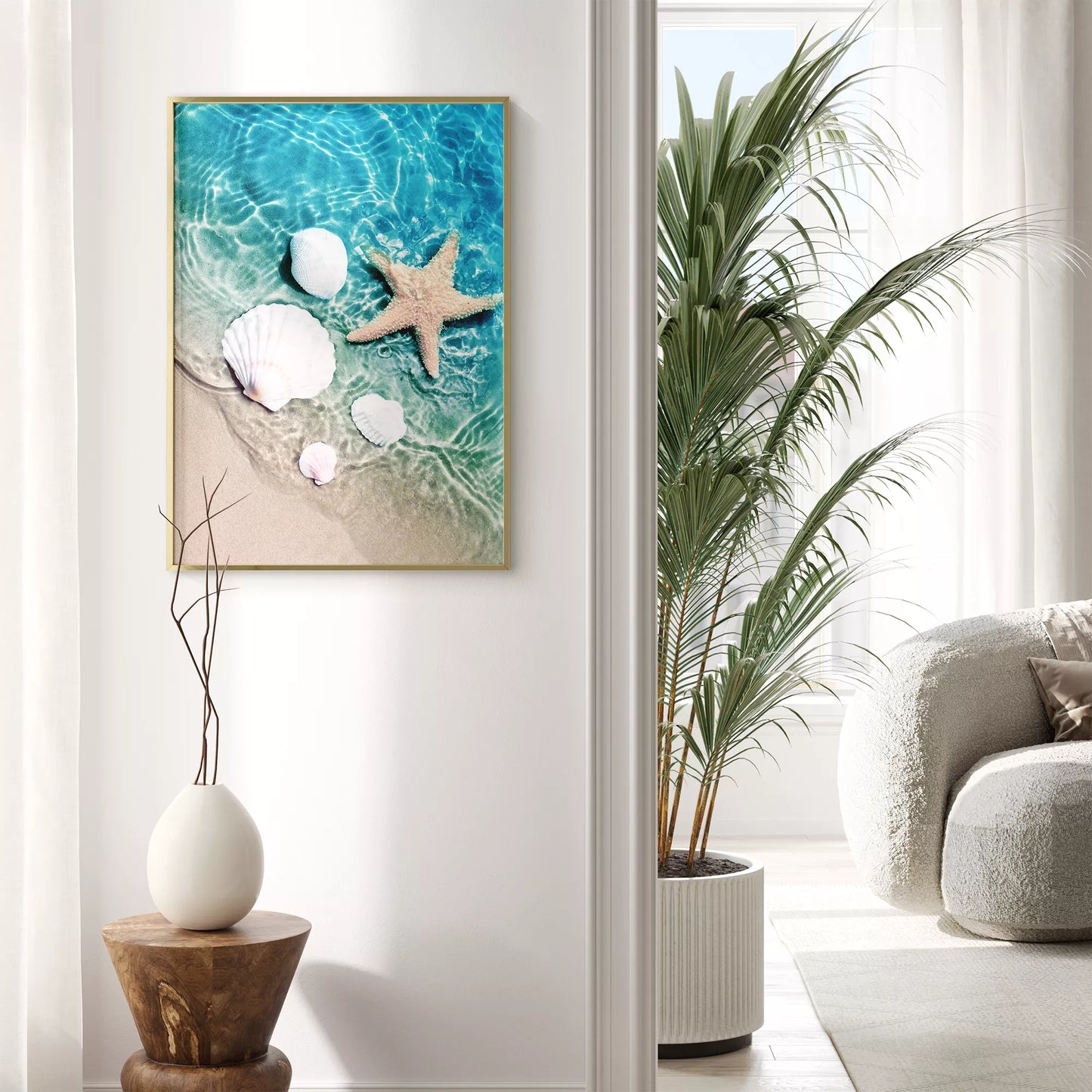 透明な青い海水とビーチに置かれた白い貝殻とヒトデのアート写真