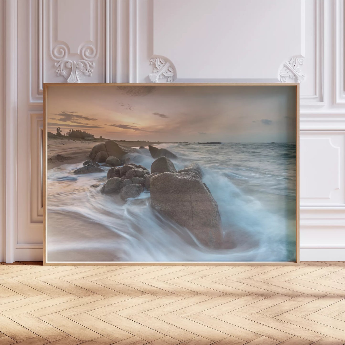 夕暮れの海岸で岩場に打ち寄せる波のダイナミックな風景