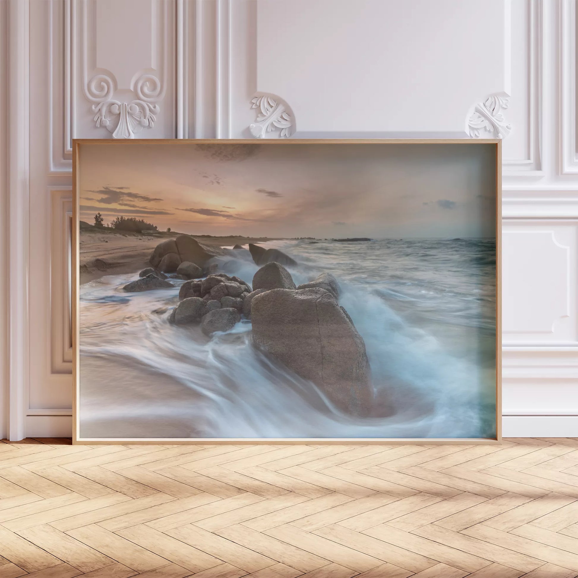 夕暮れの海岸で岩場に打ち寄せる波のダイナミックな風景