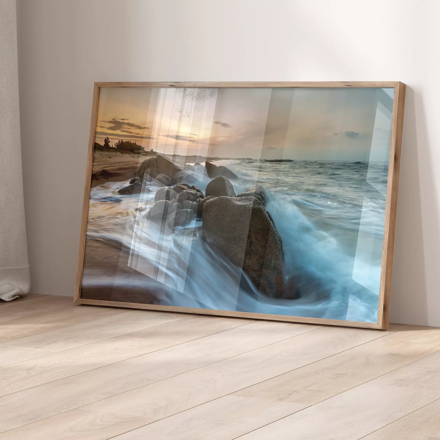 夕暮れの海岸で岩場に打ち寄せる波のダイナミックな風景