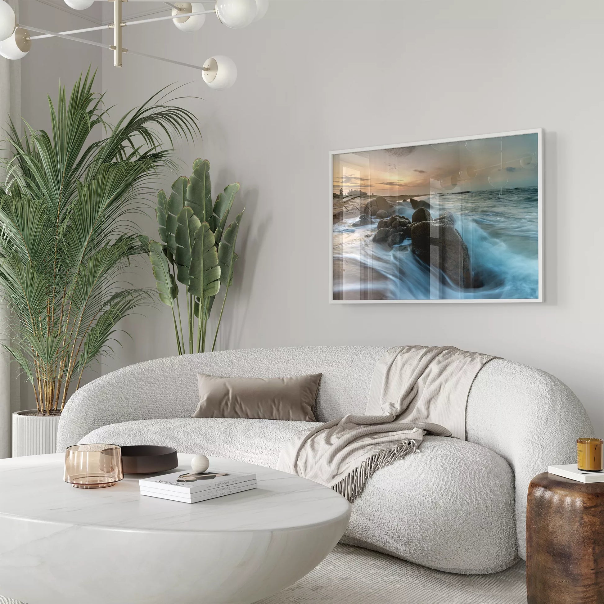 夕暮れの海岸で岩場に打ち寄せる波のダイナミックな風景