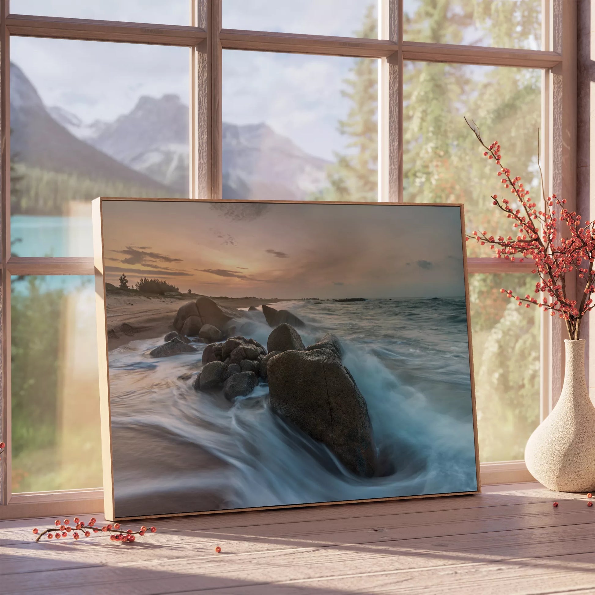 夕暮れの海岸で岩場に打ち寄せる波のダイナミックな風景