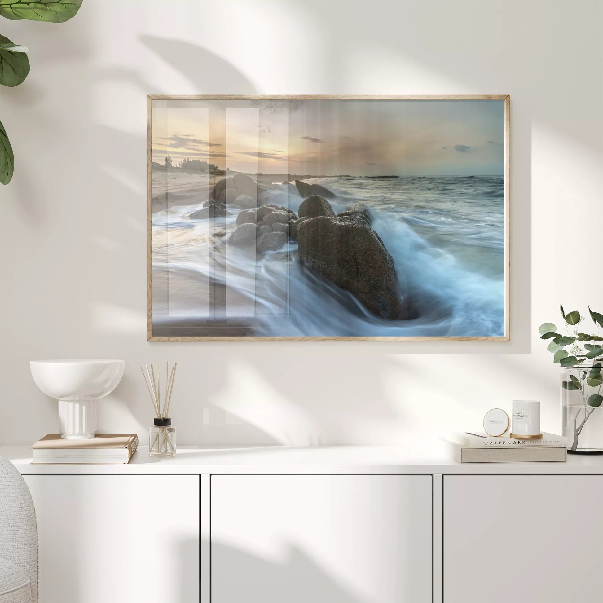 夕暮れの海岸で岩場に打ち寄せる波のダイナミックな風景