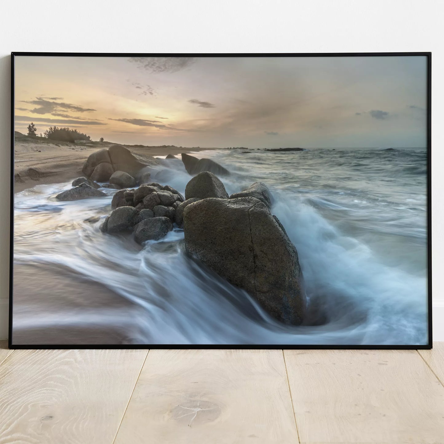 夕暮れの海岸で岩場に打ち寄せる波のダイナミックな風景