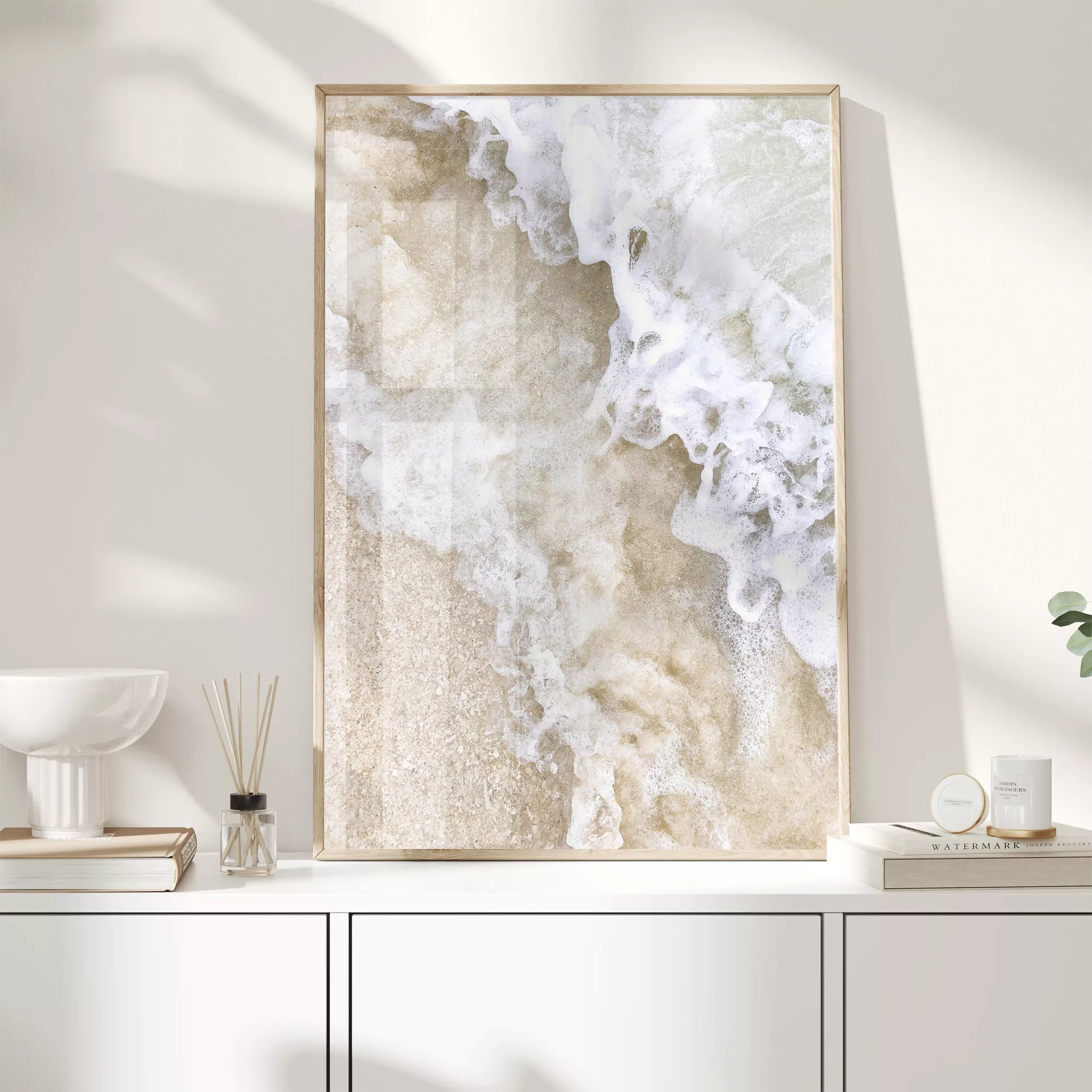 砂浜に打ち寄せる波のアート写真、ベージュと白の自然な色調