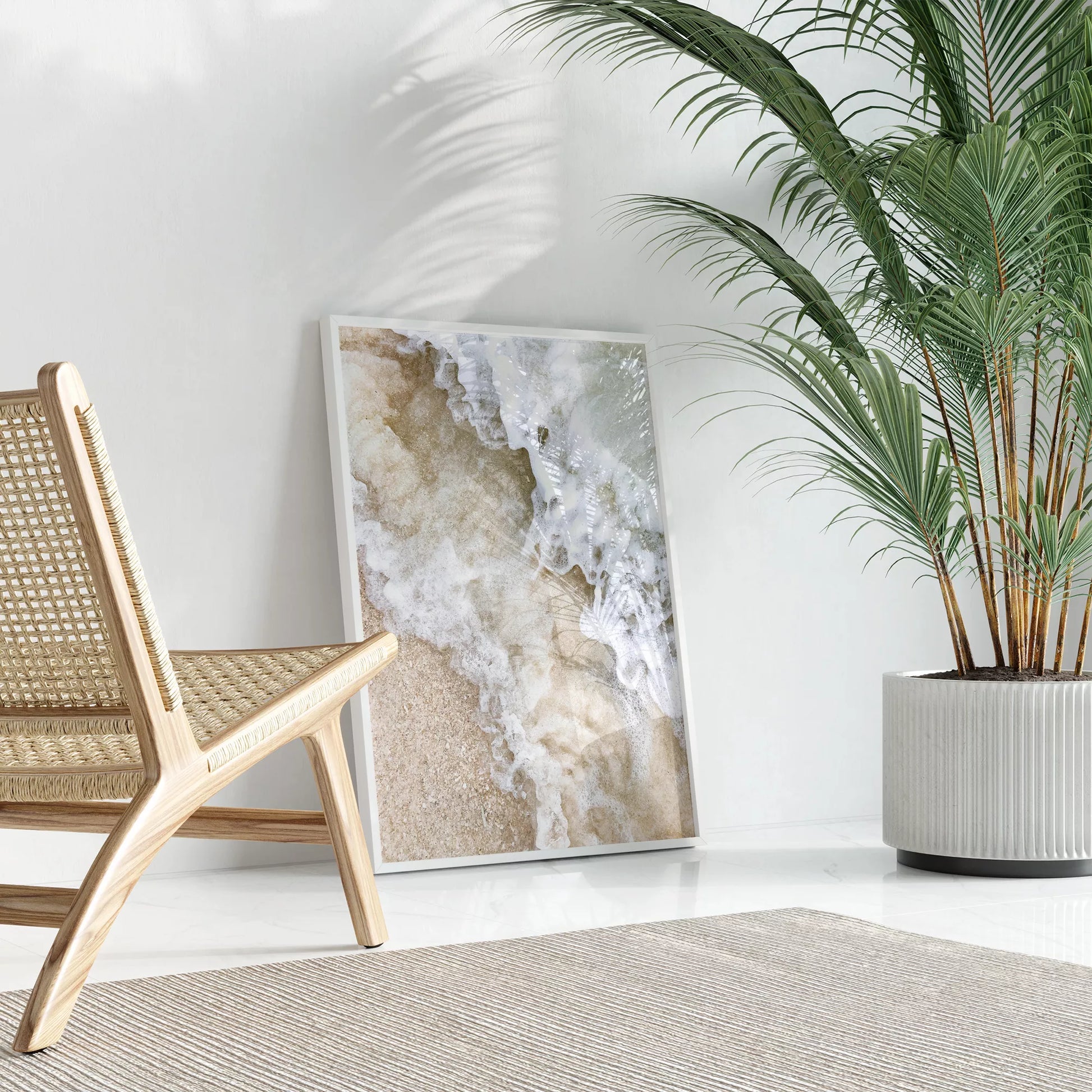 砂浜に打ち寄せる波のアート写真、ベージュと白の自然な色調