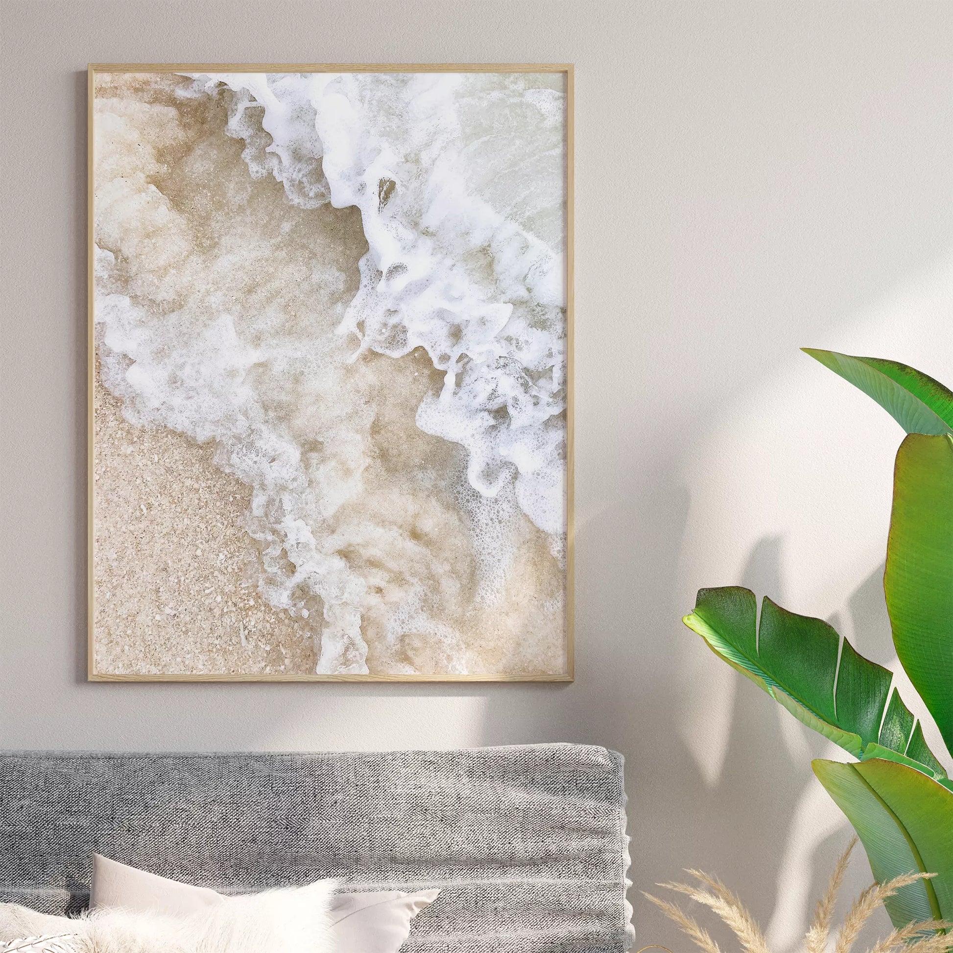 砂浜に打ち寄せる波のアート写真、ベージュと白の自然な色調