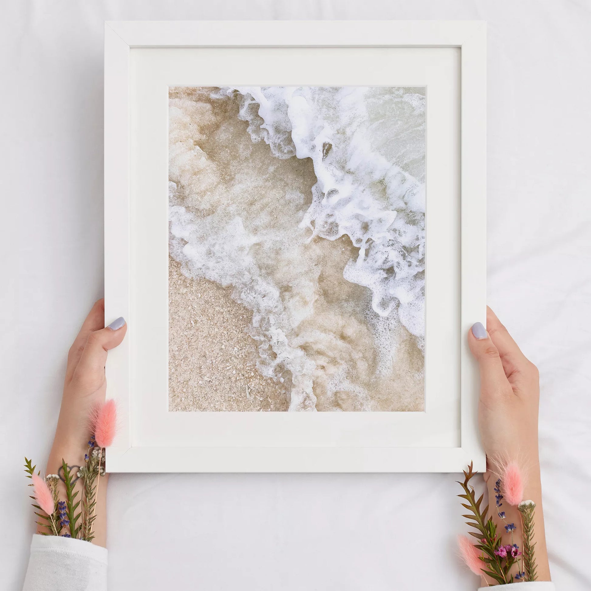 砂浜に打ち寄せる波のアート写真、ベージュと白の自然な色調