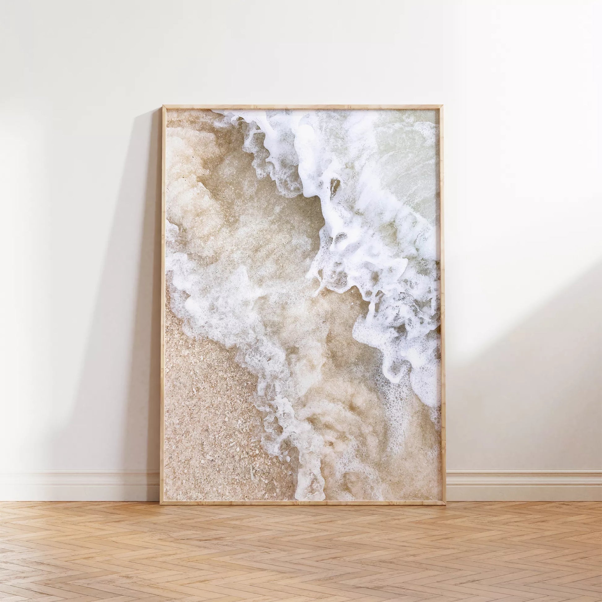 砂浜に打ち寄せる波のアート写真、ベージュと白の自然な色調