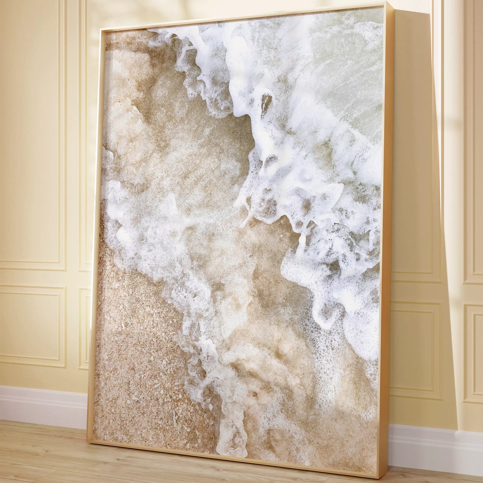 砂浜に打ち寄せる波のアート写真、ベージュと白の自然な色調