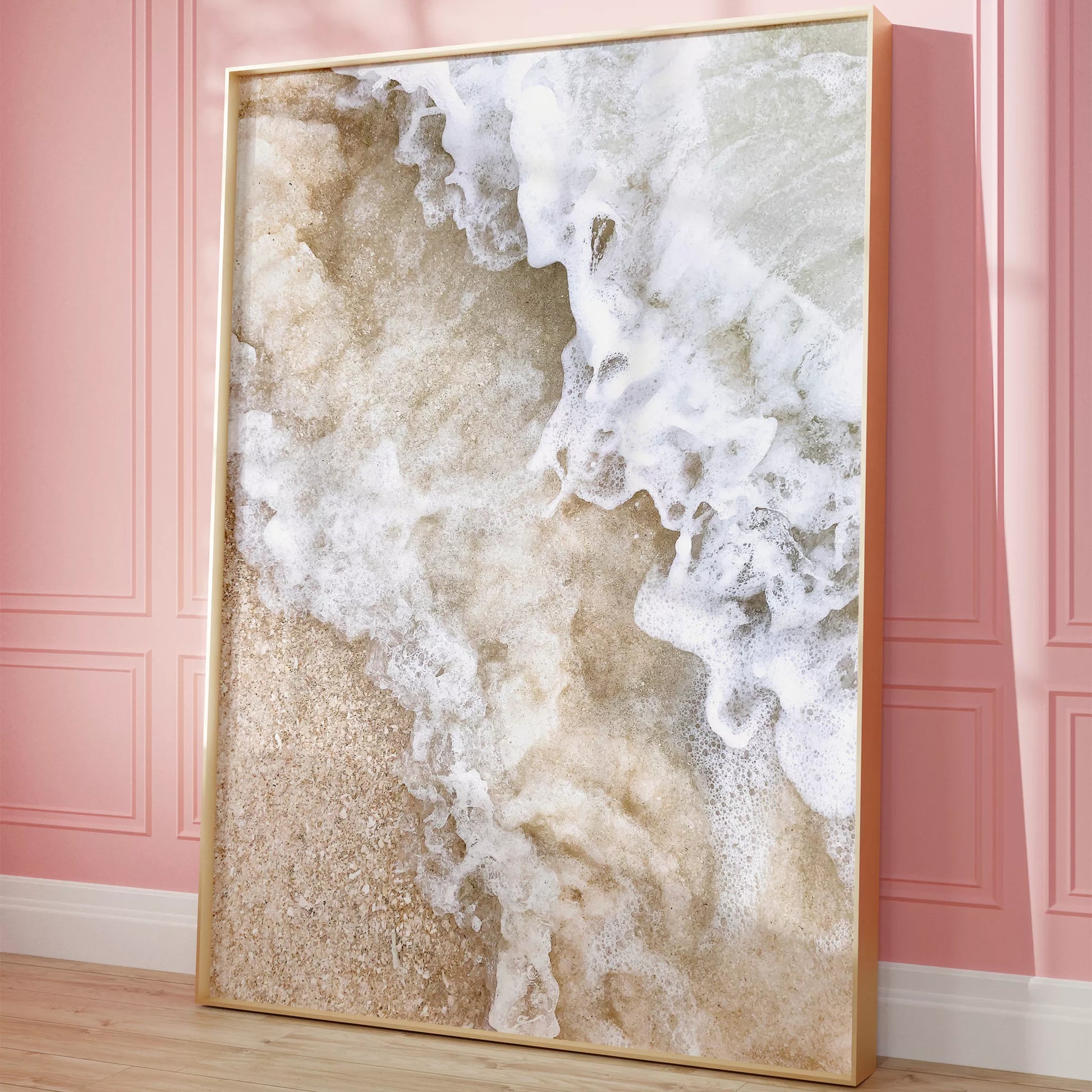 砂浜に打ち寄せる波のアート写真、ベージュと白の自然な色調