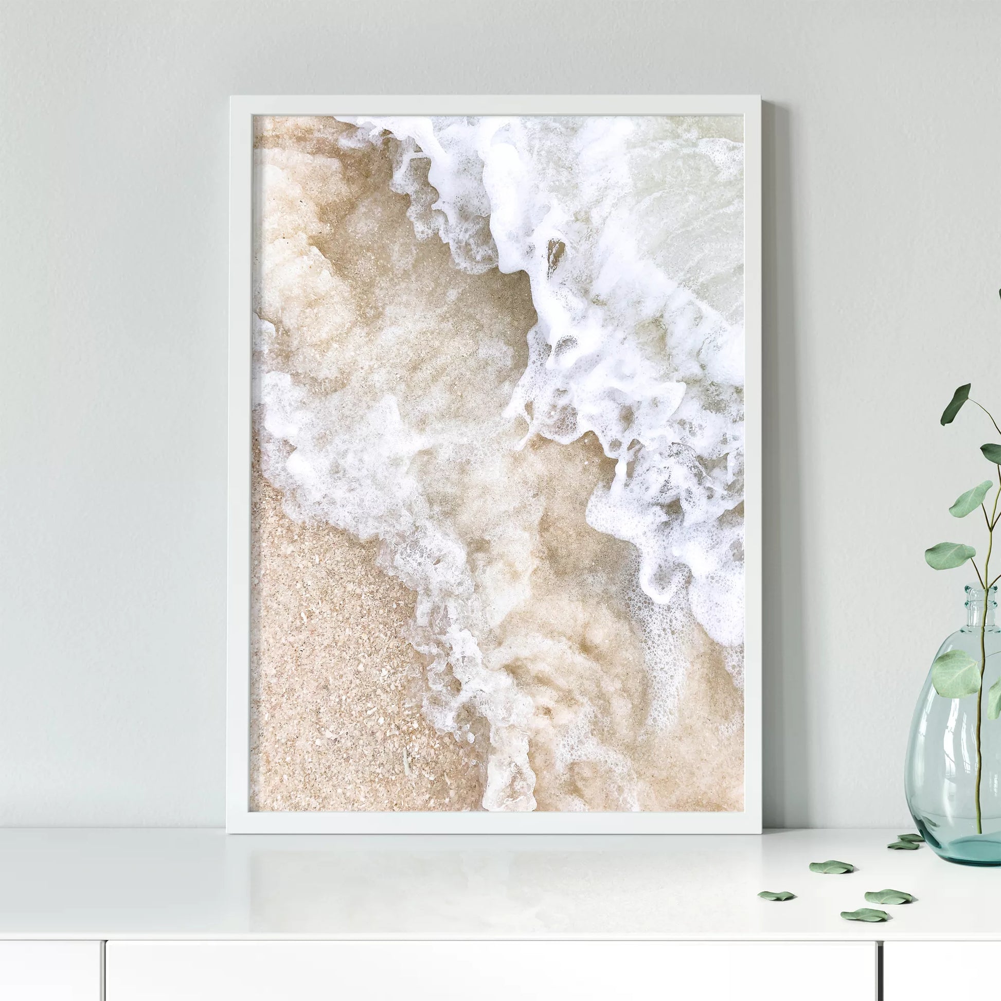 砂浜に打ち寄せる波のアート写真、ベージュと白の自然な色調